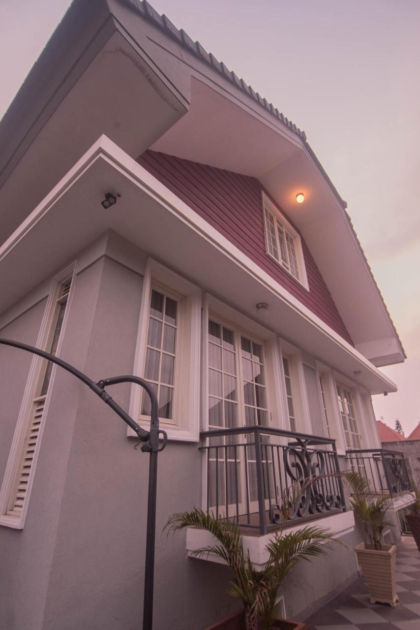 Front One Boutique Baluran Malang Hotel Buitenkant foto